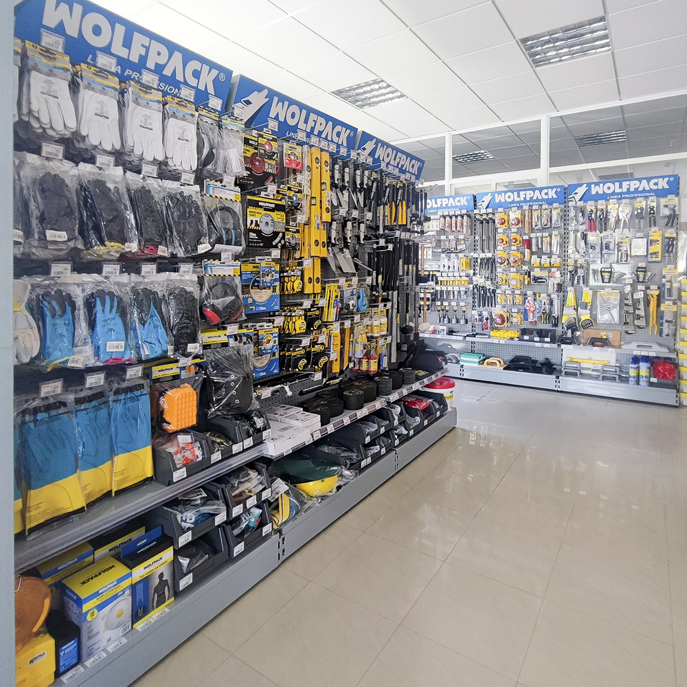 Implantación Ferretería Industrial  En Local De 50 Metros Con 14 Lineales.  