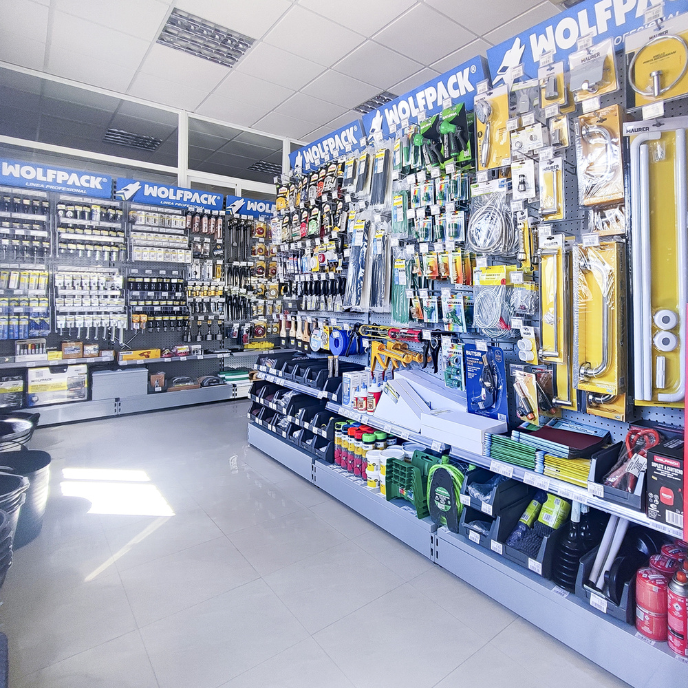 Implantación Ferretería Industrial  En Local De 50 Metros Con 14 Lineales.  