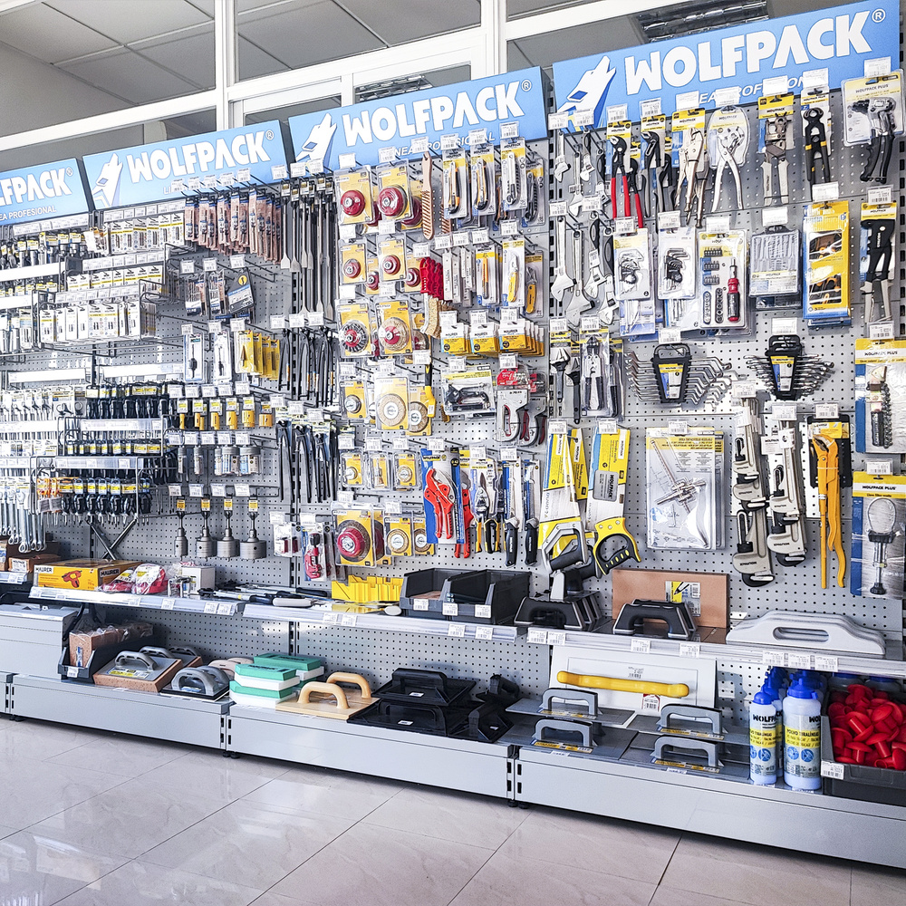 Implantación Ferretería Industrial  En Local De 50 Metros Con 14 Lineales.  