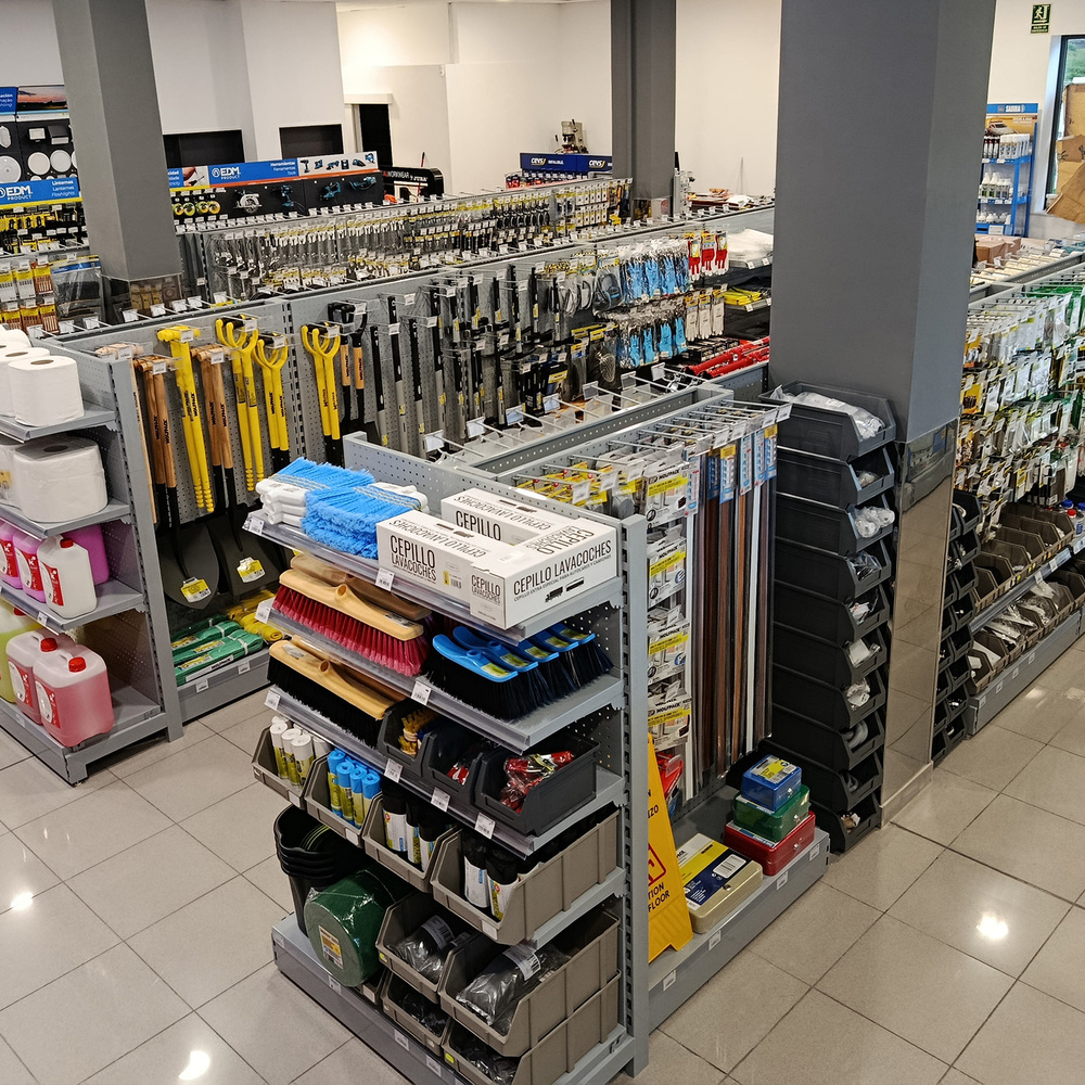 Implantación Suministro En Local De 80 Metros Con 50 Lineales.  